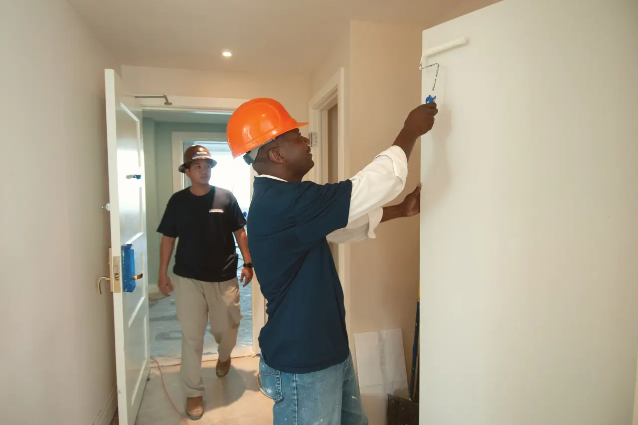 Application de peinture sur un mur intérieur clair